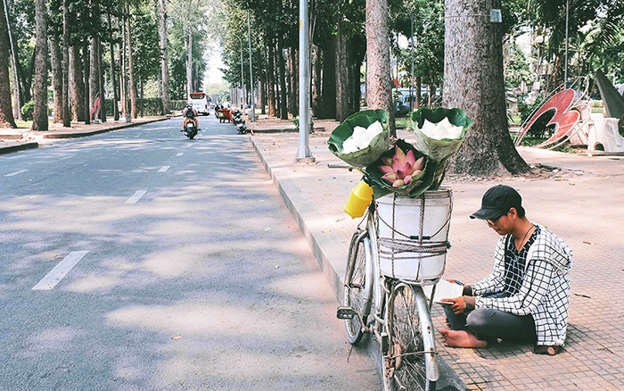 Ngày hè đẹp nhất của tụi con nít nhà nghèo: Bán sen, bán chè nhưng vui biết bao vì đỡ đần được cha mẹ
