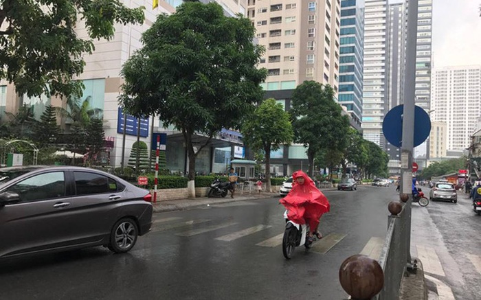 Cư dân mạng thất vọng với cơn mưa giải nhiệt đầu mùa ở Hà Nội chưa đủ “đã”