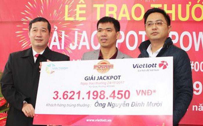 Tỷ phú Vietlott tại Hải Dương lên nhận giải không che mặt