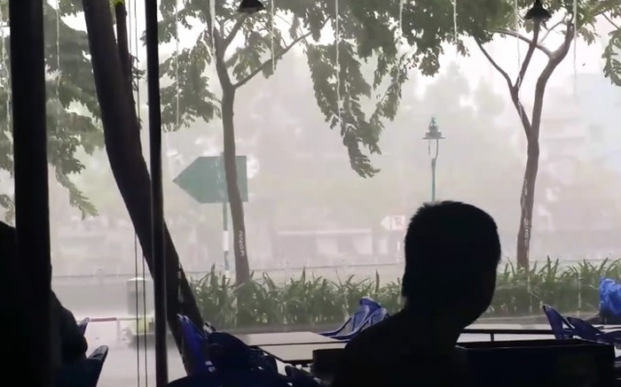 Clip: Sài Gòn bất ngờ mưa lớn giữa mùa khô