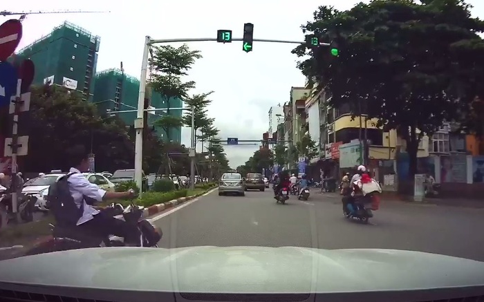 Clip nam sinh đi xe đạp điện vượt đèn đỏ tạt đầu ô tô ở Hà Nội