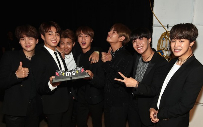 Nghệ sĩ Hàn liên tục gửi lời chúc tới BTS sau khi nhận được giải thưởng tại Billboard Music Awards