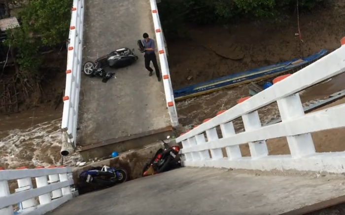 Cà Mau: Sà lan húc sập đôi cầu Cả Trăng, 4 người bị thương