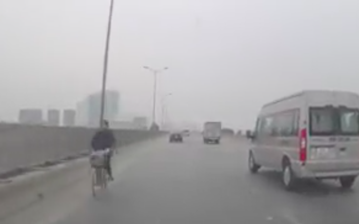 Clip: Toát mồ hôi hột cảnh người phụ nữ ngang nhiên đi xe đạp ngược chiều trên đường cao tốc
