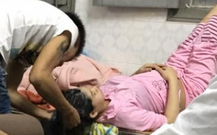 Clip: Người chồng 9x gội đầu cho vợ trong viện khiến nhiều người xuýt xoa