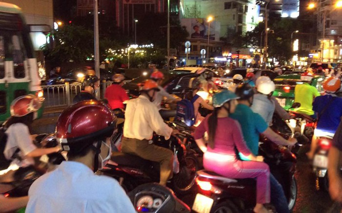 Ngày ông Công ông Táo, người Sài Gòn vật vã trong mưa lớn