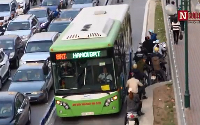 Clip: Người dân vô tư phi xe vào "chặn đầu chặn đuôi" bus nhanh BRT