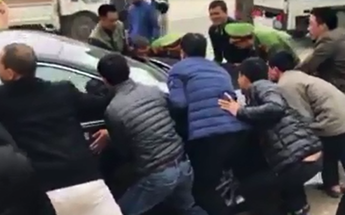 Hồn nhiên đỗ giữa ngã ba, ôtô bị hàng chục người "bê" ra chỗ khác