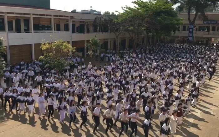 Clip: Học sinh trường Phan Bội Châu - Gia Lai nhảy "Bống bống bang bang" trong khi thể dục giữa giờ