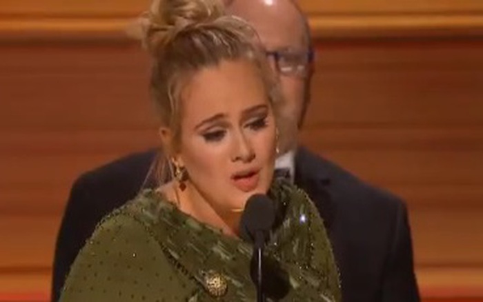 Grammy 2017: Adele bật khóc khi ẵm trọn cả hai giải thưởng quan trọng cuối cùng