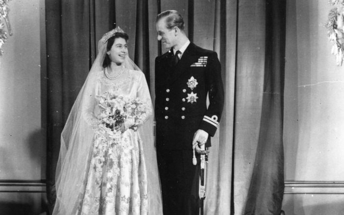 Ít ai ngờ rằng Nữ hoàng Elizabeth II đã phải gom góp tem phiếu để có thể may chiếc váy cưới lộng lẫy của mình