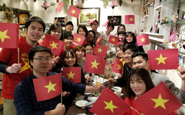 Người trẻ Việt tại Nhật đã sắm sửa cờ đỏ sao vàng, khí thế hừng hực cổ vũ U23 Việt Nam trong trận đấu lịch sử