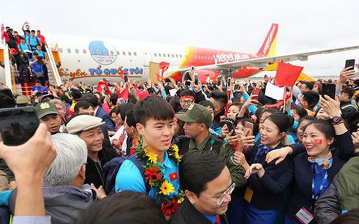 Sẽ xử phạt nghiêm Vietjet Air sau "sự cố" người mẫu hở hang trên máy bay đón U23 Việt Nam