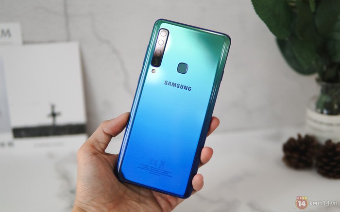 Mở hộp Galaxy A9 mới: Mặt lưng chuyển màu ấn tượng, 4 camera và selfie với sticker thuần Việt