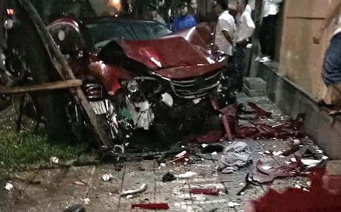 Ô tô mất lái lao thẳng vào nhóm người đang đốt lửa trại bên quốc lộ, 2 người thiệt mạng