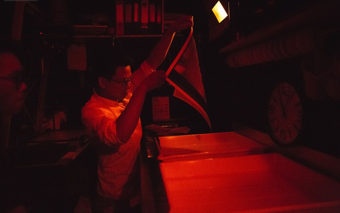 Một ngày ở phòng tối - "Nhà hộ sinh" của những tác phẩm nhiếp ảnh