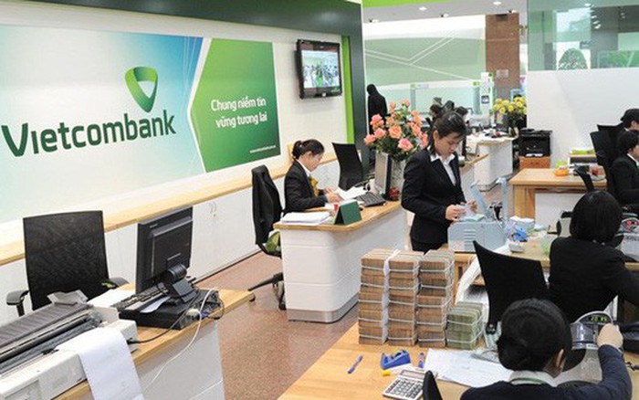 Không chỉ tăng phí dịch vụ SMS Banking lên 11.000 đồng, từ hôm nay Vietcombank còn thu phí chuyển tiền cùng hệ thống qua Mobile Banking