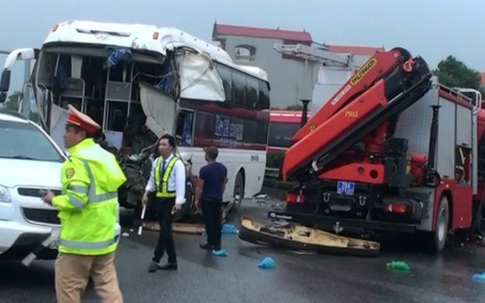 Tài xế ô tô khách đâm xe chữa cháy: Đánh lái né tránh có thể gây tai nạn liên hoàn