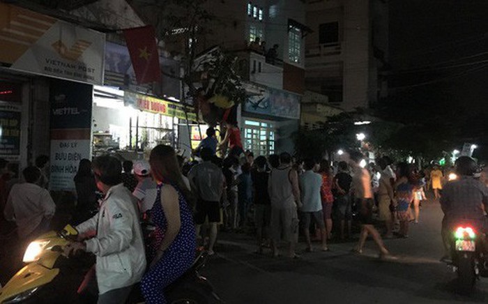 Người đàn ông cầm dao trèo lên cây cố thủ hơn 3 giờ, cả khu phố náo loạn