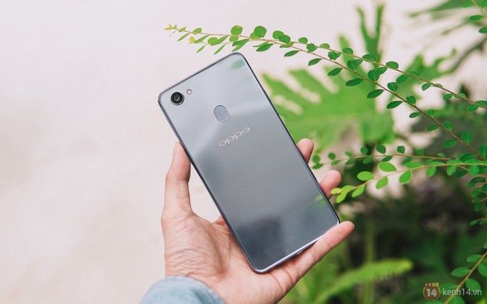 Mở hộp OPPO F7 màu bạc lấp lánh: Selfie bằng AI cực đẹp, màn hình FullView kèm tai thỏ như iPhone X