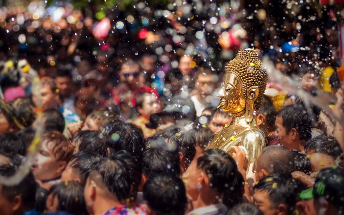 Lễ hội té nước Songkran: Đừng giữ mình khô ráo nếu muốn hưởng hạnh phúc!