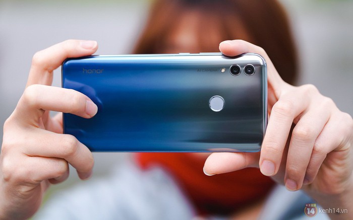 Trên tay Honor 10 Lite Xanh bạc: Máy giá rẻ mà thiết kế đẹp, game “bao mượt”, màn hình tràn viền và cả camera kép AI