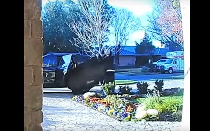 Tham lấy TV quá to, trộm đành bỏ cuộc trả lại cho chủ