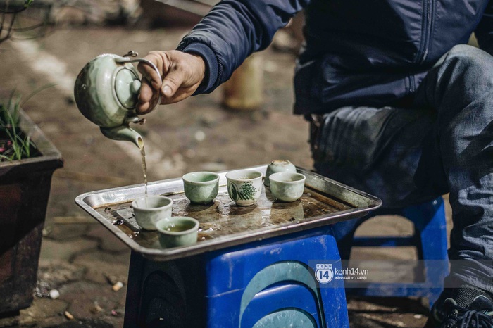 Những người nông dân chong lều canh đào, quất giữa cái lạnh 14 độ C của Hà Nội: Như đánh một canh bạc, bại nhiều hơn thắng - Ảnh 4. Những người nông dân chong lều canh đào, quất giữa cái lạnh 14 độ C của Hà Nội: Như đánh một canh bạc, bại nhiều hơn thắng - Ảnh 4.