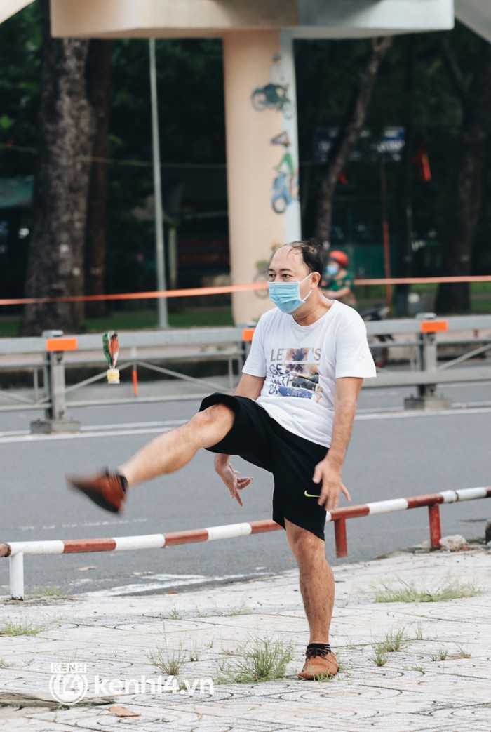 Người Sài Gòn rủ nhau đến công viên chạy bộ, đạp xe ngoài đường trong ngày đầu được phép tập thể dục - Ảnh 17.