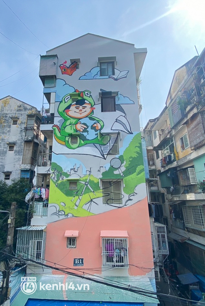 Dùng xe cẩu biến các bức tường rêu mốc của chung cư cũ ở Sài Gòn thành những bức tranh khổng lồ - Ảnh 4.