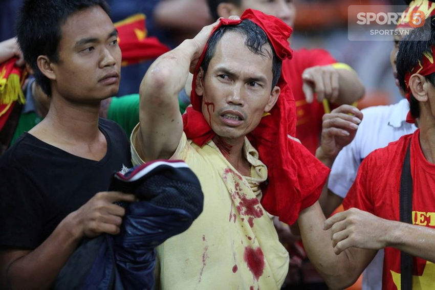 Đêm kinh hoàng, không thể nào quên của CĐV Việt Nam trên đất Malaysia tại AFF Cup 2014 - Ảnh 1.