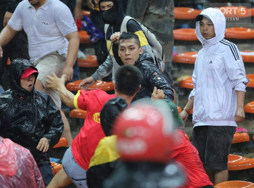 Đêm kinh hoàng, không thể nào quên của CĐV Việt Nam trên đất Malaysia tại AFF Cup 2014 - Ảnh 3.