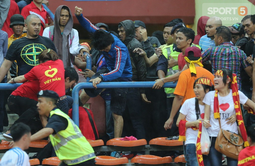 Đêm kinh hoàng, không thể nào quên của CĐV Việt Nam trên đất Malaysia tại AFF Cup 2014 - Ảnh 5.