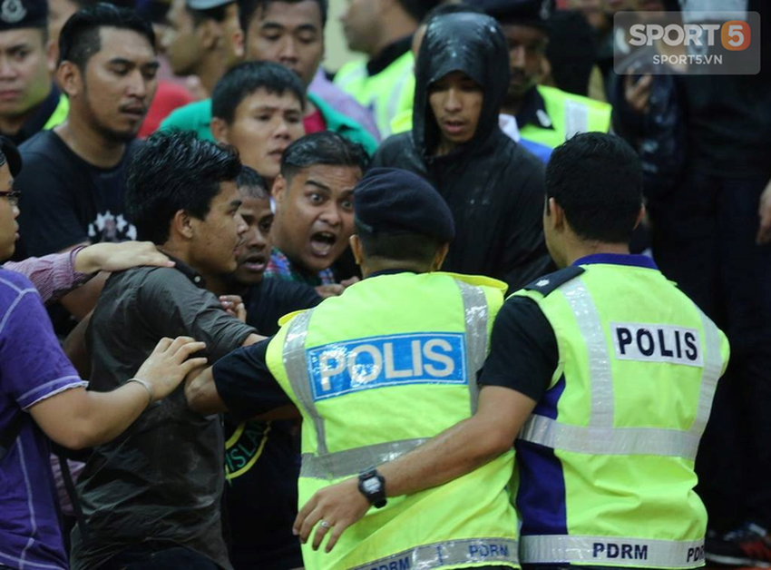 Đêm kinh hoàng, không thể nào quên của CĐV Việt Nam trên đất Malaysia tại AFF Cup 2014 - Ảnh 8.