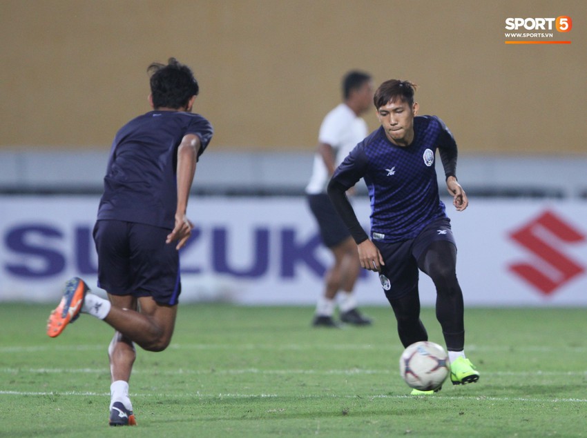 “Messi Campuchia” diện giày nổi bật nhất sân Hàng Đẫy - Ảnh 4.