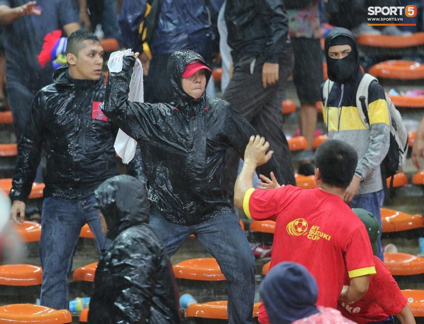 Đ&ecirc;m kinh ho&agrave;ng: CĐV Malaysia đ&aacute;nh CĐV Việt Nam đổ m&aacute;u ở AFF Cup 2014 - Ảnh 8.