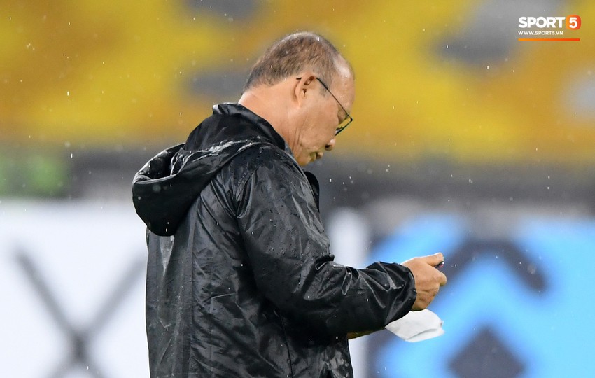 Thầy Park cầu nguyện trong l&ograve;ng chảo lửa Bukit Jalil của Malaysia - Ảnh 7.
