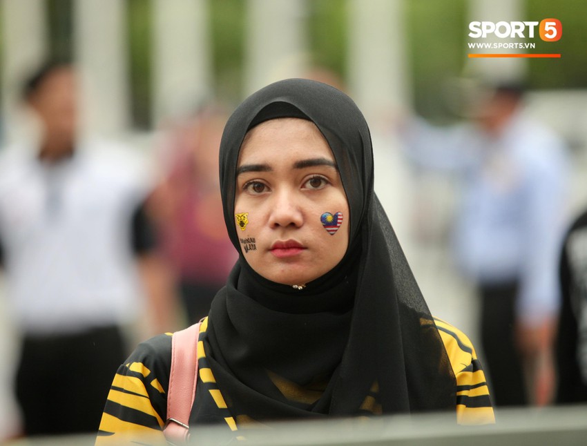 Fangirl xinh đẹp hâm nóng bầu không khí trước thềm đại chiến Việt Nam vs Malaysia - Ảnh 7.