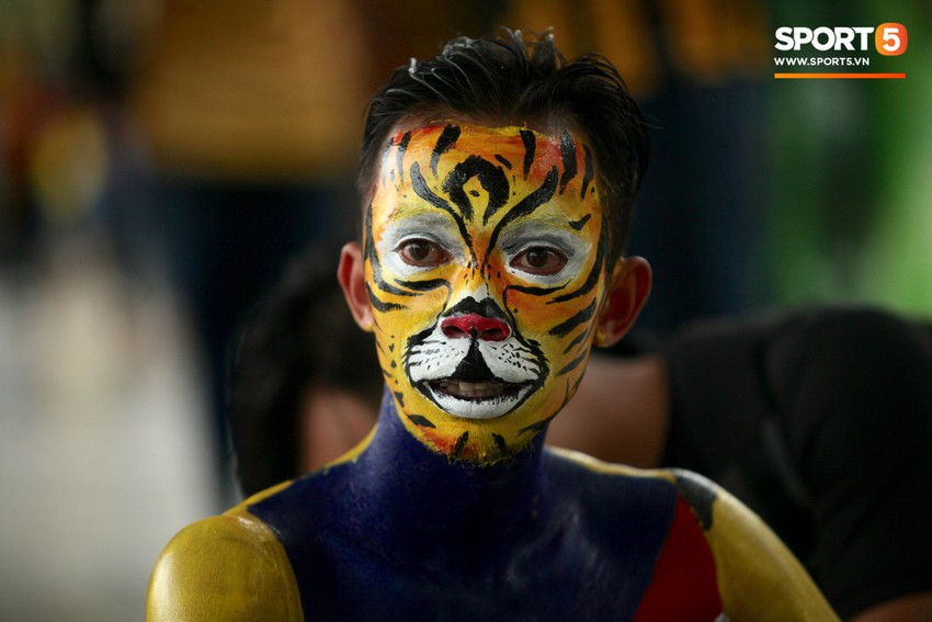 Fangirl xinh đẹp hâm nóng bầu không khí trước thềm đại chiến Việt Nam vs Malaysia - Ảnh 8.