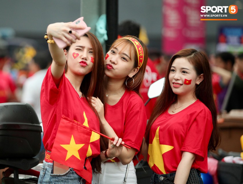 Fangirl xinh đẹp hâm nóng bầu không khí trước thềm đại chiến Việt Nam vs Malaysia - Ảnh 3.