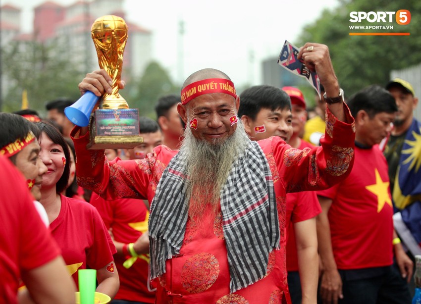 Fangirl xinh đẹp hâm nóng bầu không khí trước thềm đại chiến Việt Nam vs Malaysia - Ảnh 10.