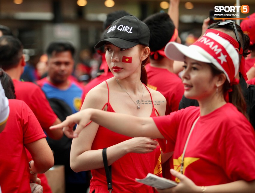 Fangirl xinh đẹp hâm nóng bầu không khí trước thềm đại chiến Việt Nam vs Malaysia - Ảnh 1.