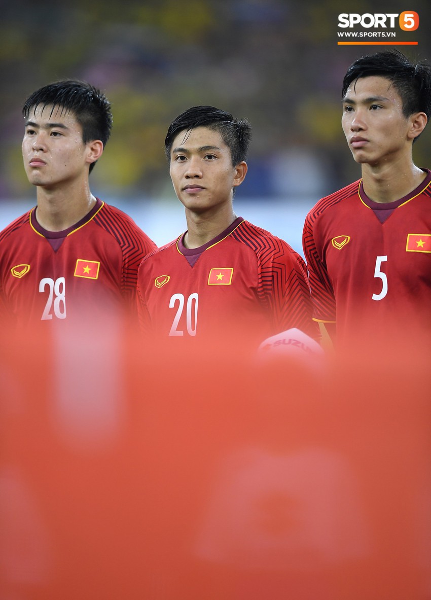 Xúc động khoảnh khắc Duy Mạnh, Văn Đức nhìn Quốc kỳ không rời trong lễ chào cờ chung kết AFF Cup - Ảnh 4.