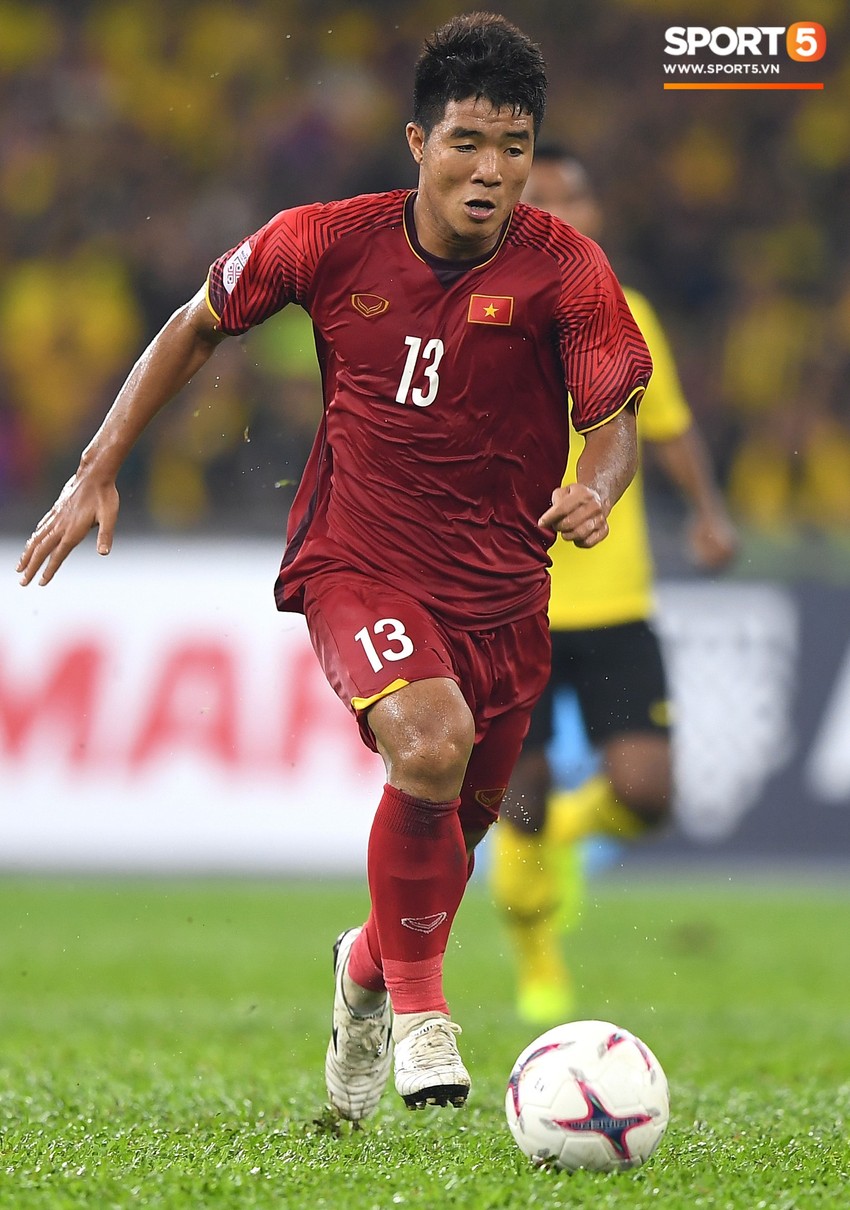 Đức Chinh ôm đầu tiếc nuối trong trận chung kết AFF Cup 2018 - Ảnh 1.