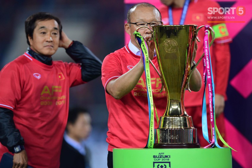 Khoảnh khắc vàng của ngày hôm nay - ĐT Việt Nam nâng cao cúp AFF Cup 2018 - Ảnh 1.