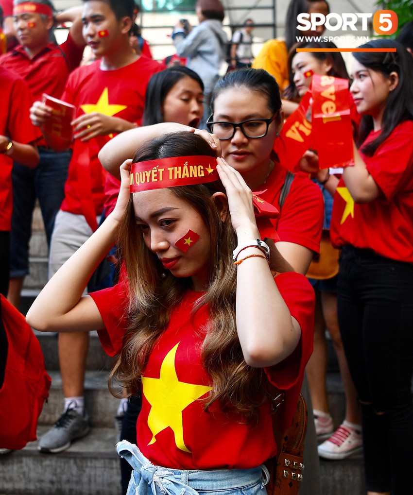 Hoàng thượng Hàn Quốc được fan girl Việt Nam chăm sóc nhiệt tình - Ảnh 9.