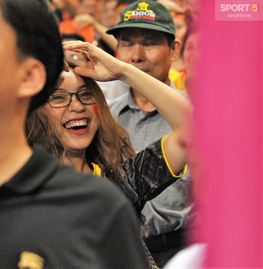 Bạn gái Quang Hải ăn mừng cực sung khi người yêu ghi bàn vào lưới Philippines - Ảnh 2.