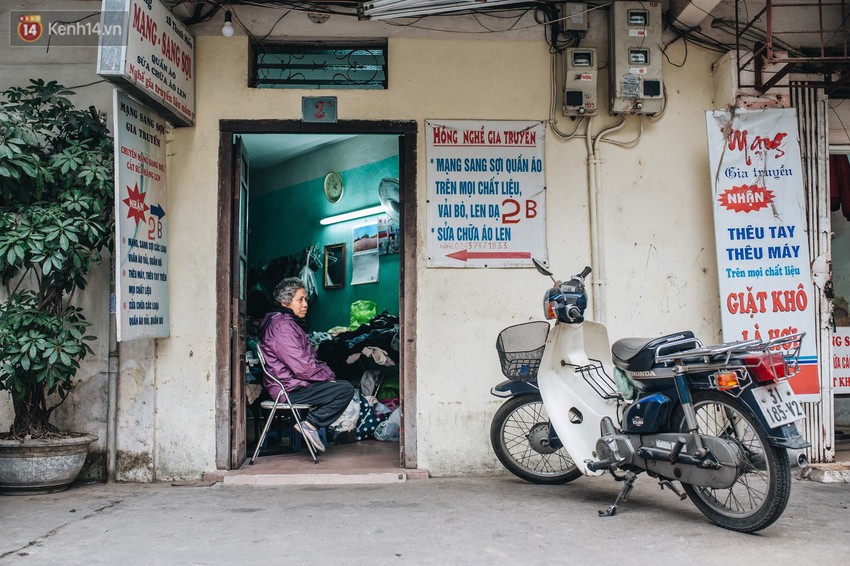 Người phụ nữ khâu vá kỷ niệm cuối cùng ở Hà Nội đón Tết lặng lẽ bên những đường kim mũi chỉ - Ảnh 1.