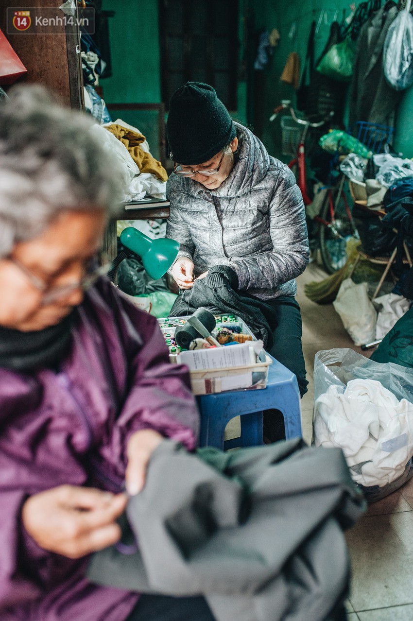 Người phụ nữ khâu vá kỷ niệm cuối cùng ở Hà Nội đón Tết lặng lẽ bên những đường kim mũi chỉ - Ảnh 8.