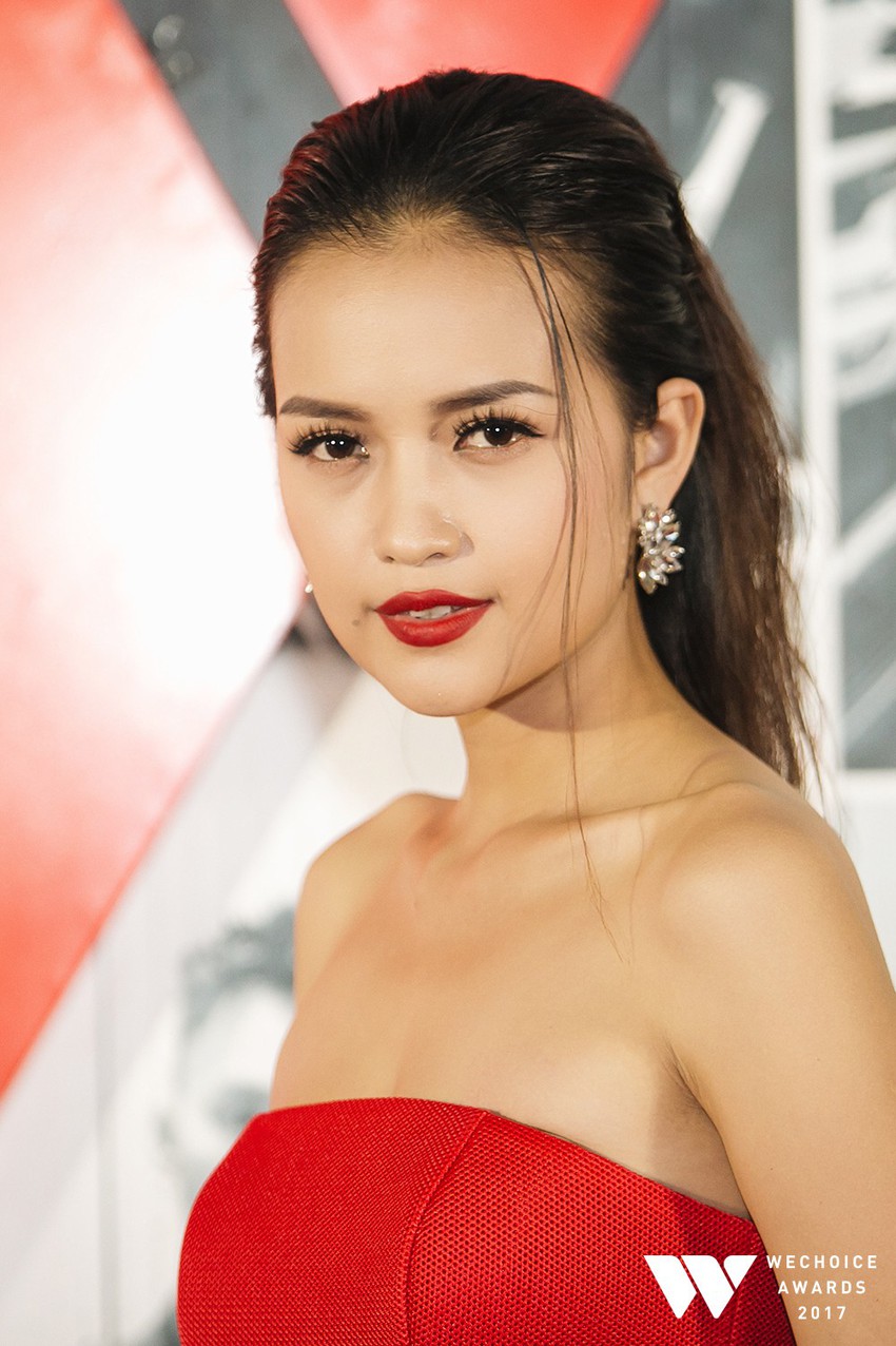 Makeup với gam nude l&ecirc;n ng&ocirc;i tại Gala WeChoice Awards 2017, Kỳ Duy&ecirc;n v&agrave; Ch&acirc;u B&ugrave;i lọt top những ng&ocirc;i sao họa mặt xuất sắc nhất - Ảnh 10.
